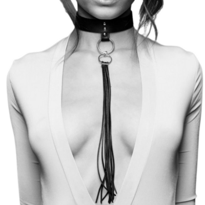 Elegante collar con diseño de flecos en color negro de doble uso, para tus conjuntos más atrevidos y un látigo para acariciar.