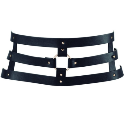 Elegante cinturón para la cintura con diseño de correas en color negro. 