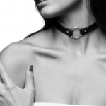Atrevido collar con diseño choker en color negro, perfecto para lucir un cuello elegante.