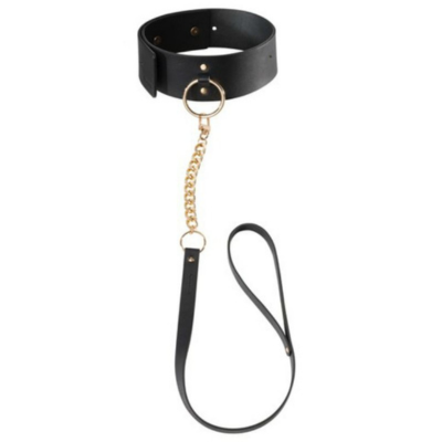 Elegante collar con diseño de cadena rompedor para tus conjuntos más atrevidos y un látigo para acariciar.